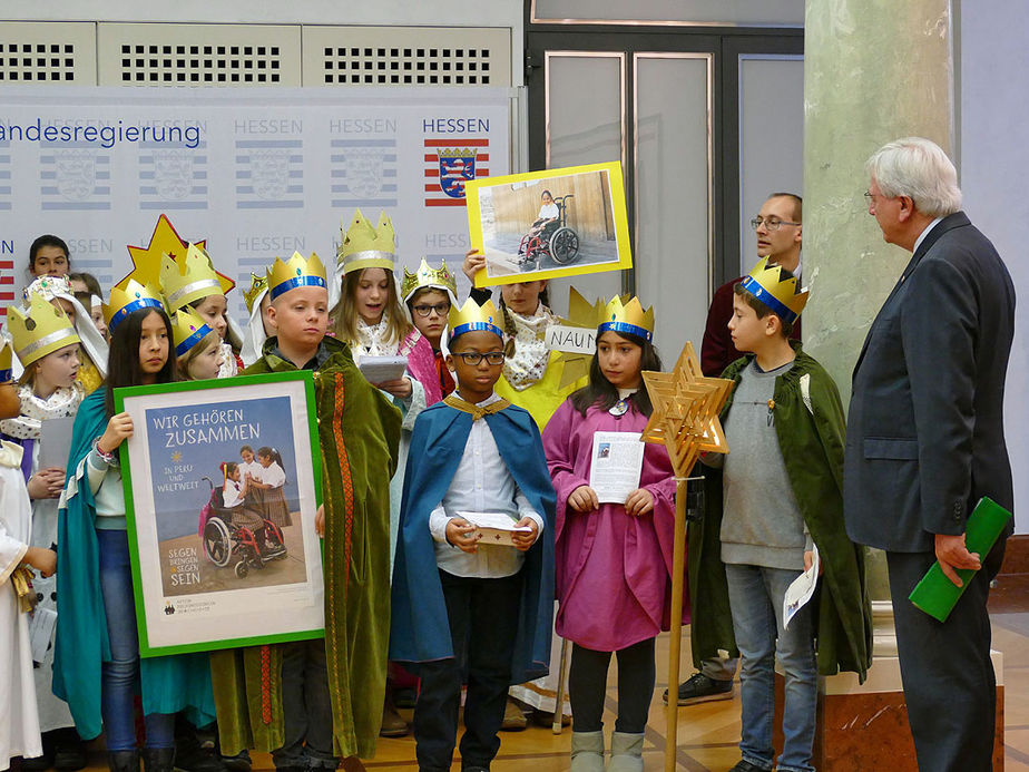 Naumburger Sternsinger zu Besuch beim Hessischen Ministerpräsidenten Volker Bouffier (Foto: Karl-Franz Thiede)